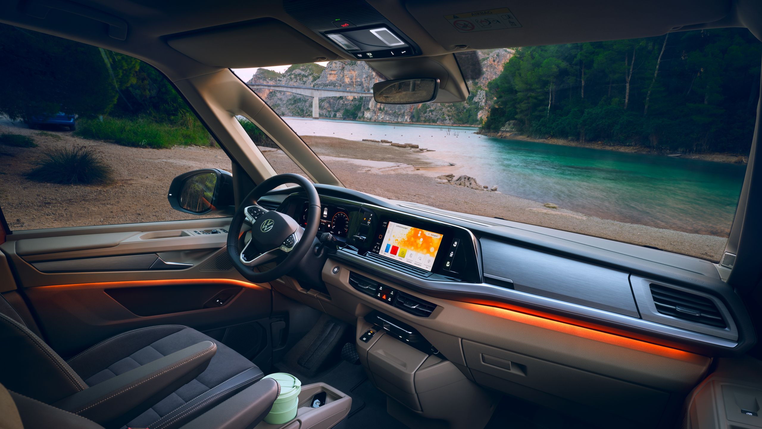 Das Ambiente Light im Cockpit des neuen VW Multivan T7 2021 Energetic