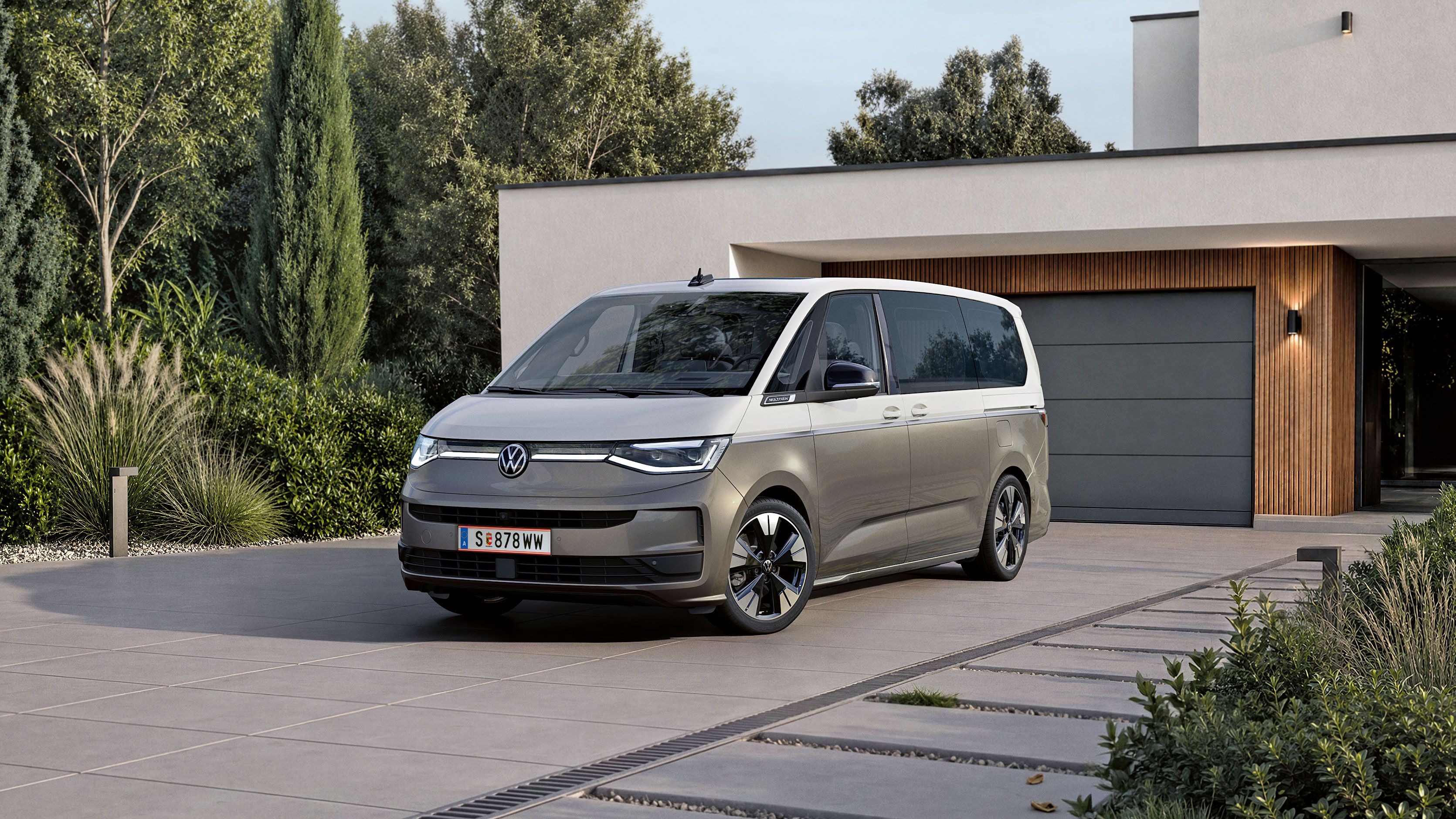 Nový VW Multivan 2026 stojí na príjazdovej ceste k domu.