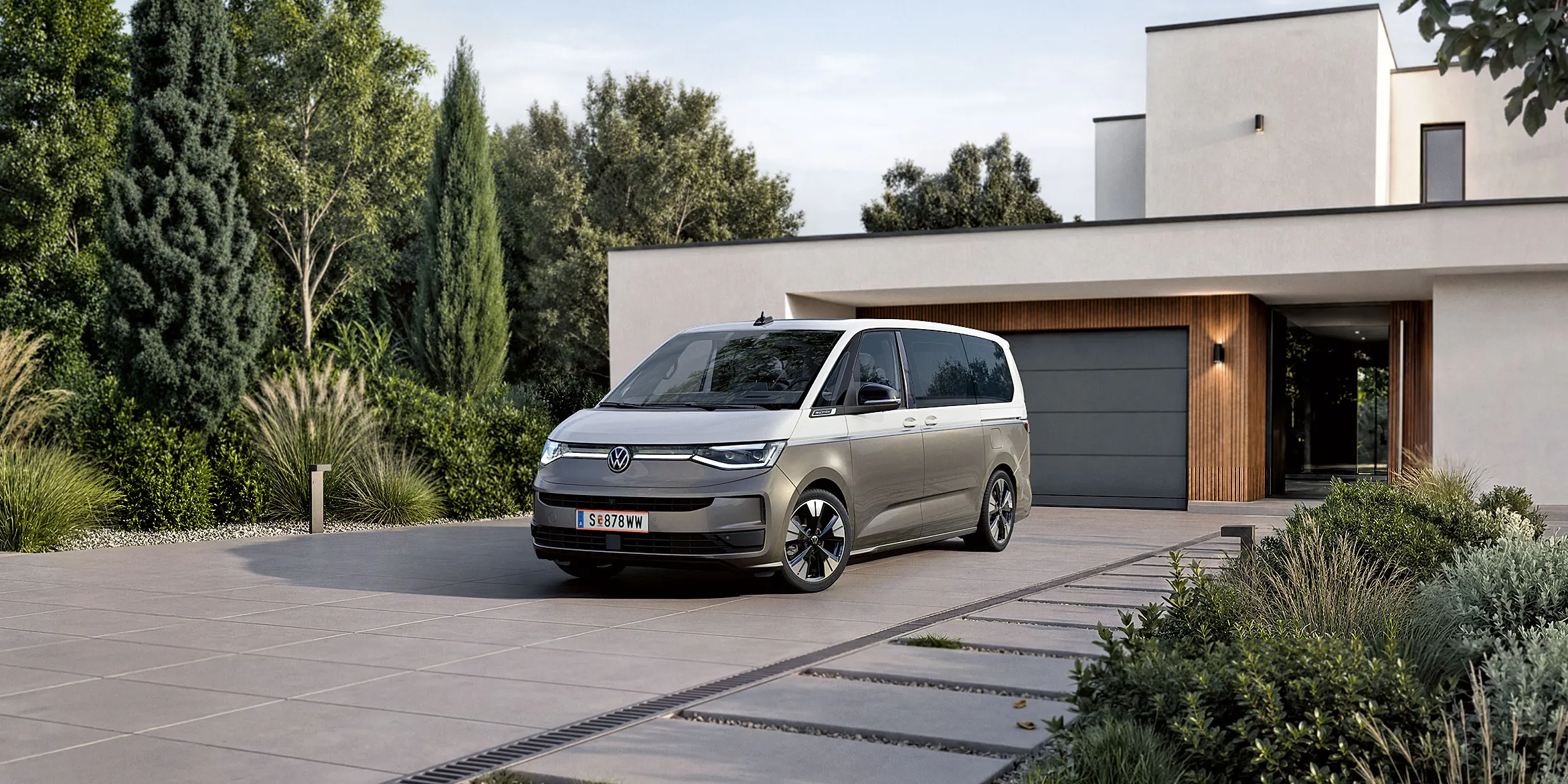Nový VW Multivan 2026 stojí na príjazdovej ceste k domu.