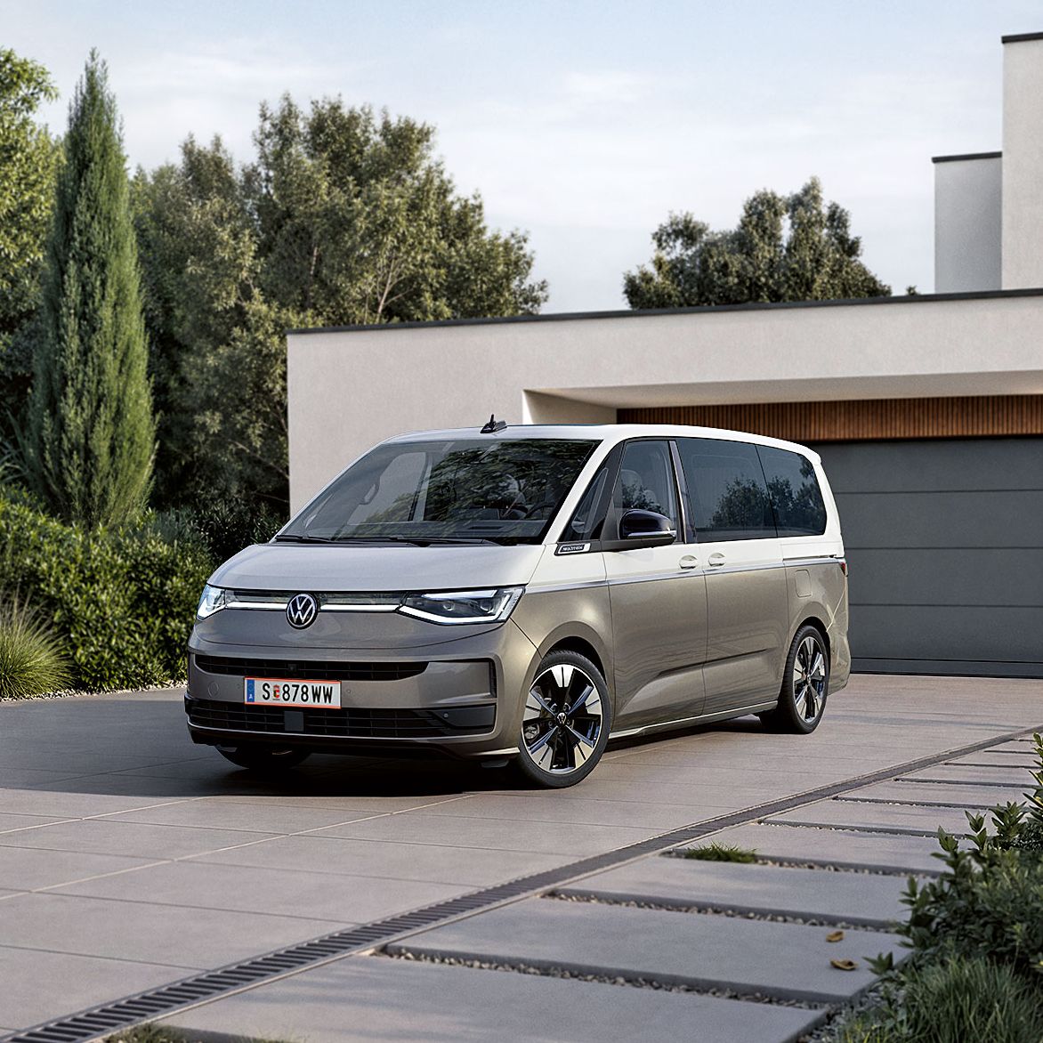 Nový VW Multivan 2026 stojí na príjazdovej ceste k domu.