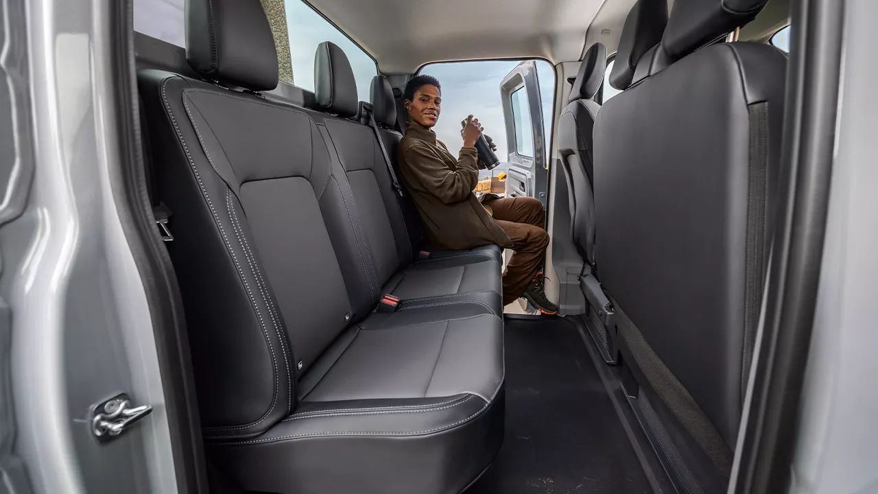 Frau sitzt in VW Transporter