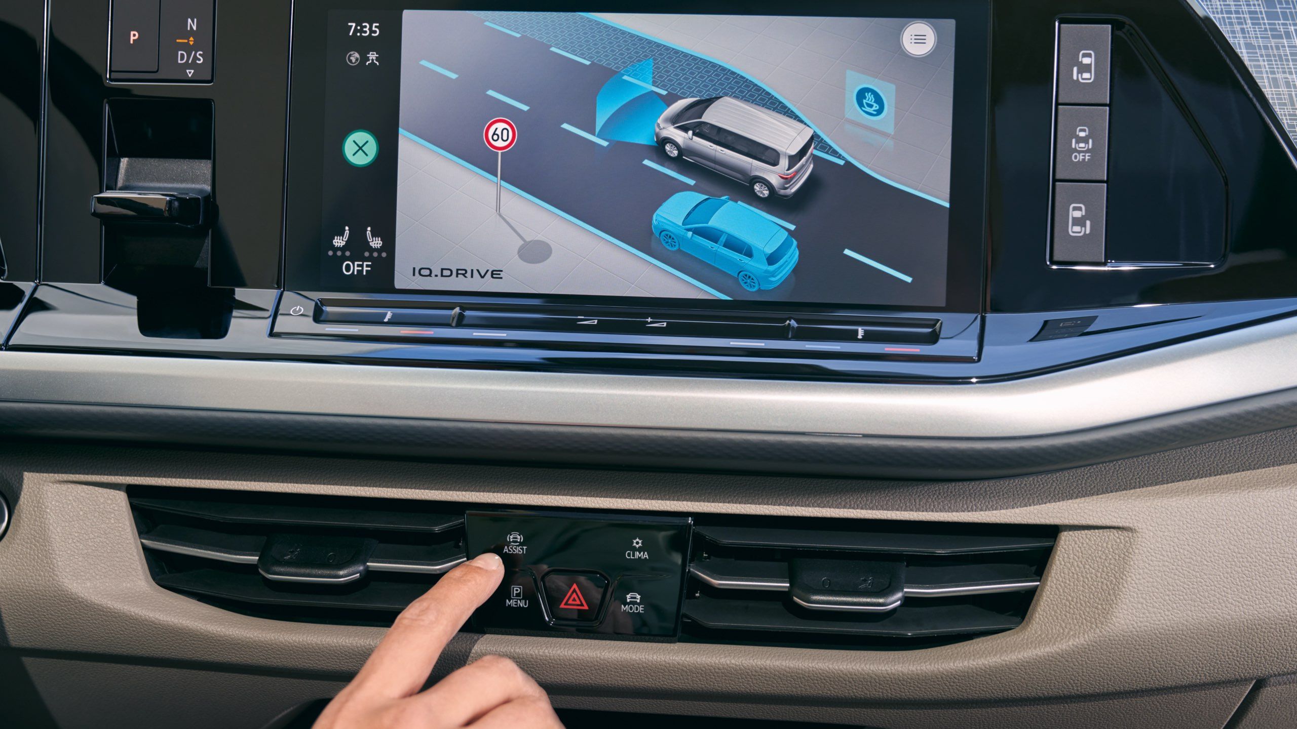 Displej systému infotainment zobrazuje asistenčné systémy. Na obrazovke sú vizualizované vozidlá a dopravná značka s obmedzením rýchlosti na 40 km/h.