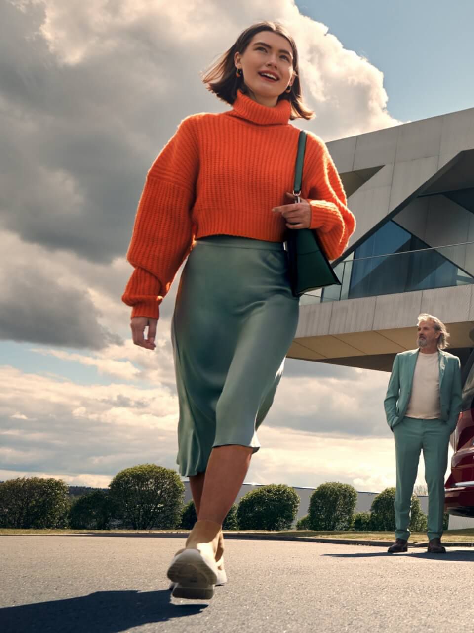 Der neue VW Multivan T7 2021 steht an einer Ladestelle und wird geladen. 