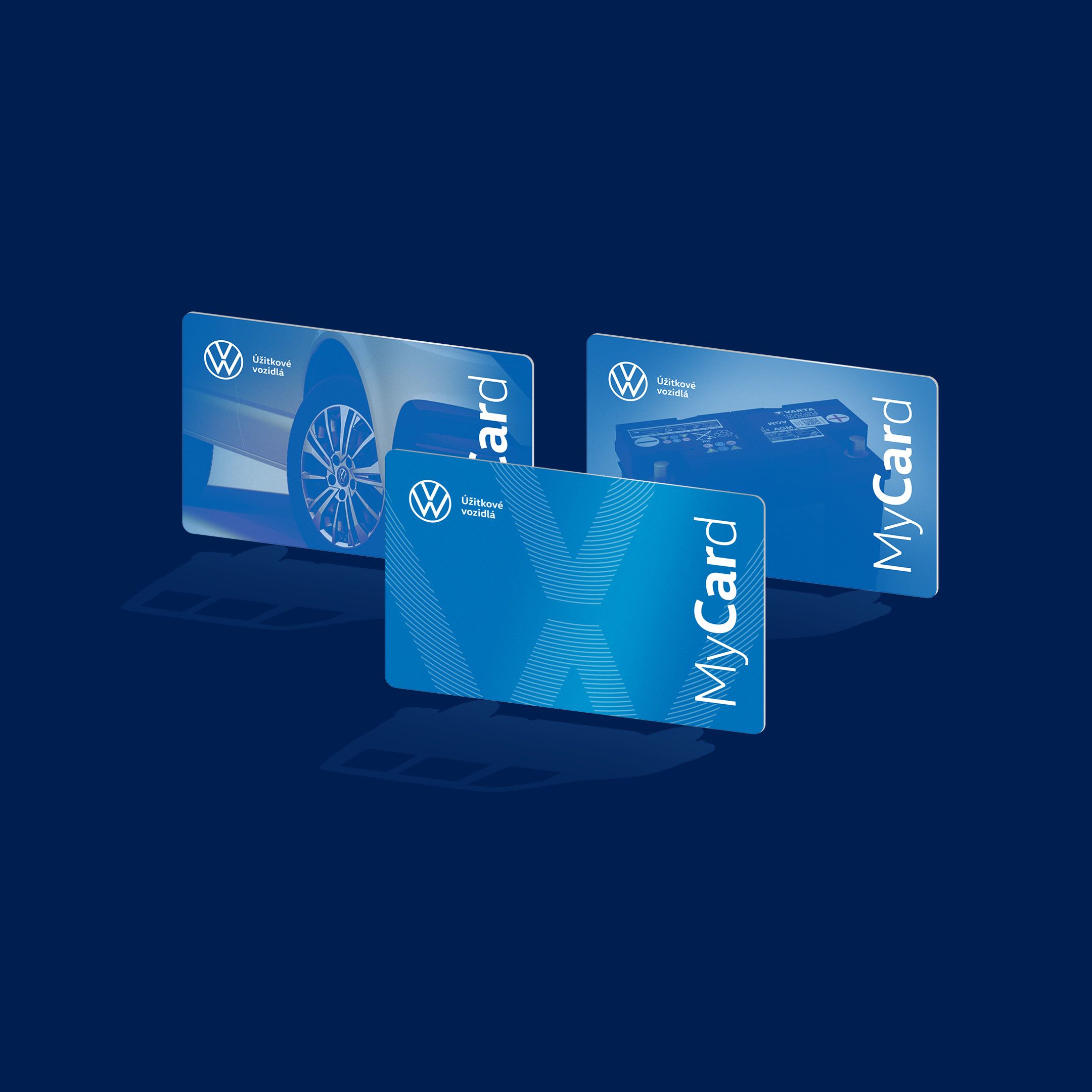 Tri modré karty MyCard od spoločnosti Volkswagen, zobrazené na tmavomodrom pozadí. Každá karta má iný dizajn.