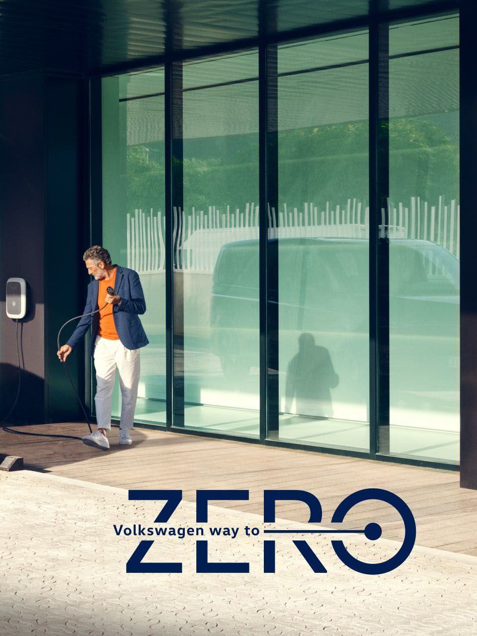 Zwei Frauen und ein Mann stehen neben dem neuen VW Multivan T7 Style 2021.