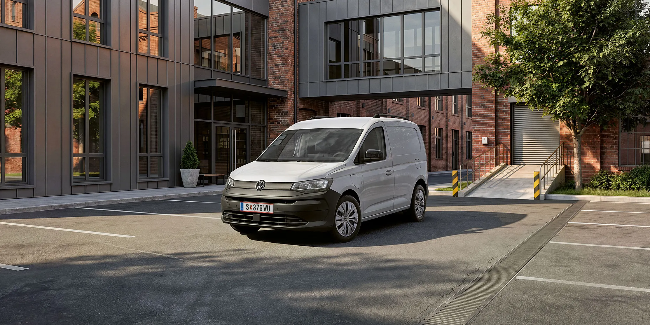 Biely Caddy Cargo stojí pre verejnou budovou.