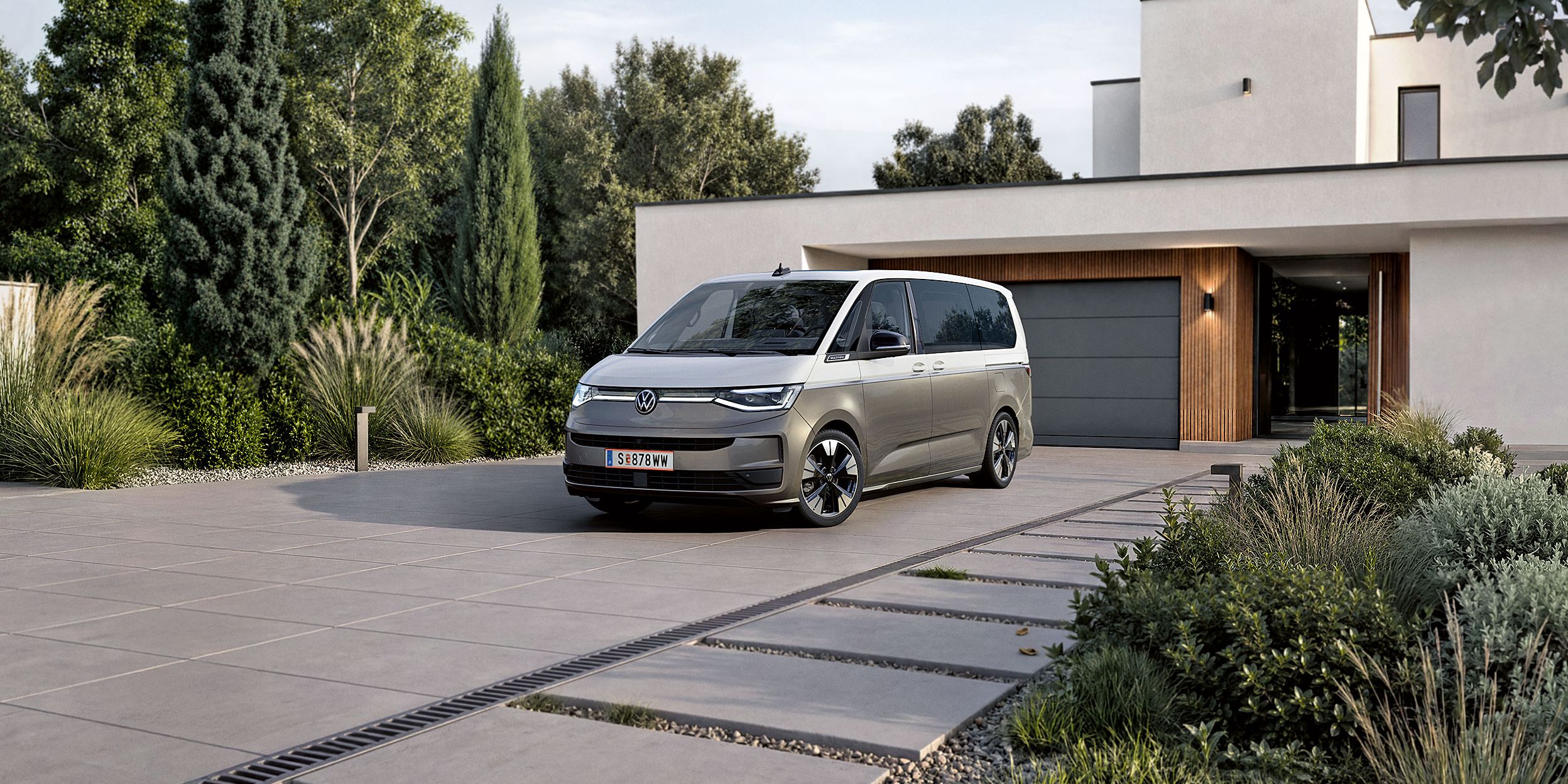 Nový VW Multivan 2026 stojí na príjazdovej ceste k domu.
