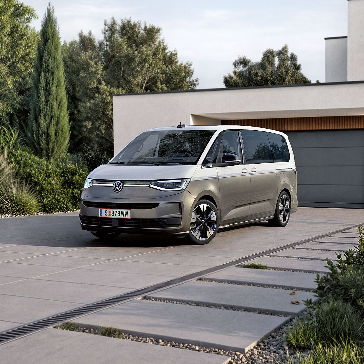 Nový VW Multivan 2026 stojí na príjazdovej ceste k domu.