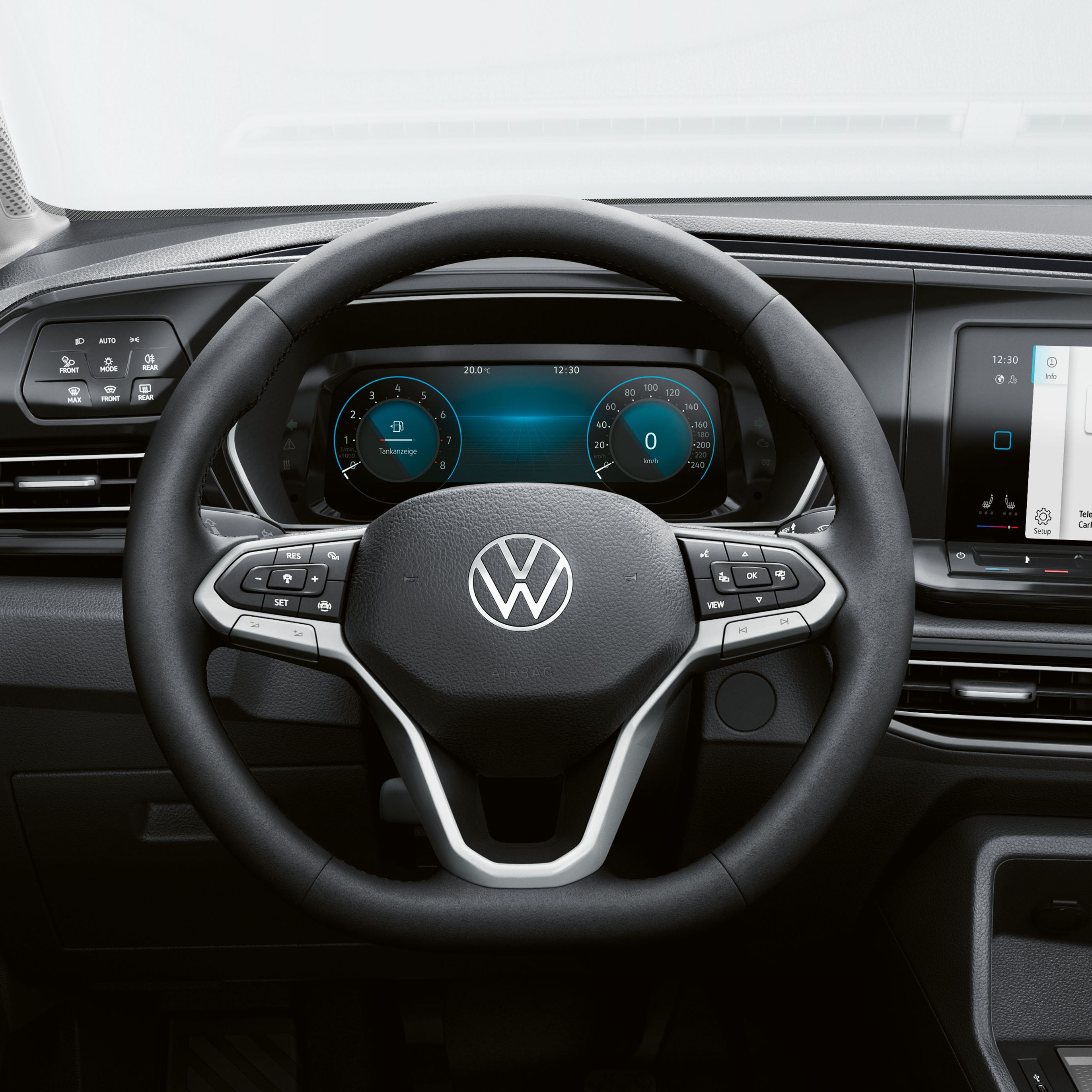 Detailný pohľad na multifunkčný volant a palubnú dosku nového automobilu Volkswagen. Na obrazovkách sú viditeľné digitálne ukazovatele a navigácia. Možnosti ovládania a tlačidlá sú umiestnené na volante, prístrojovej doske a paneli dverí.