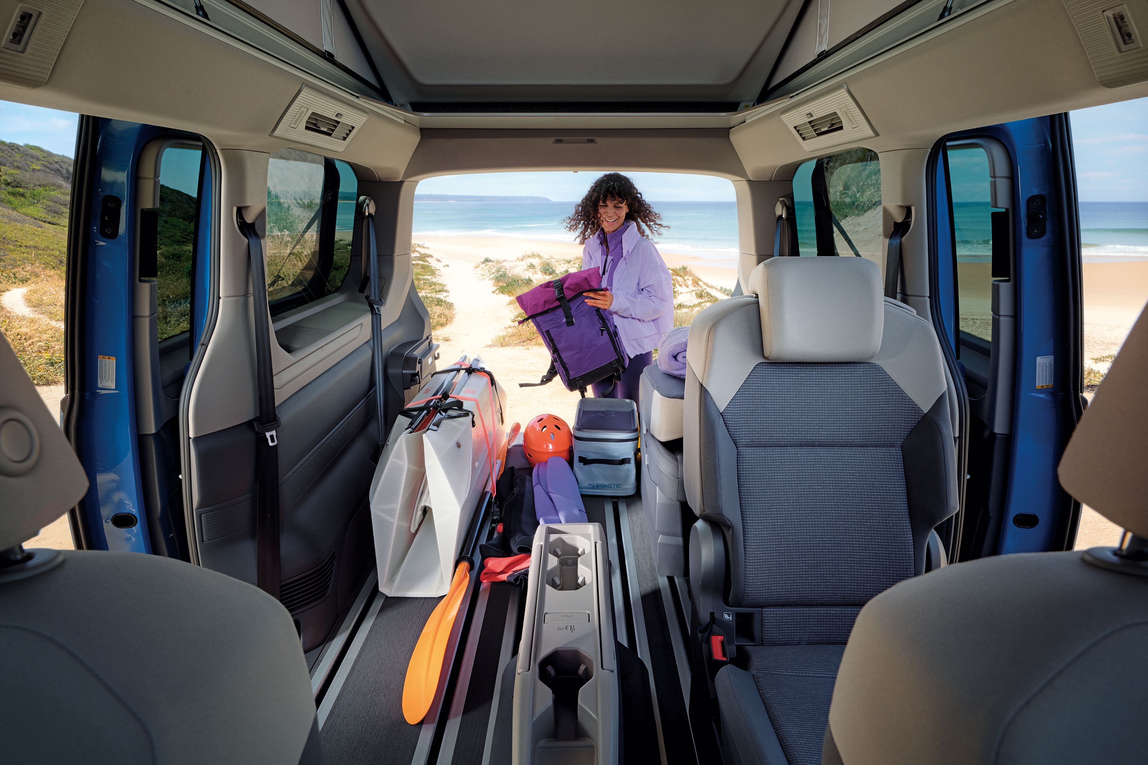 Žena nakladá batožinu do batožinového priestoru modelu California