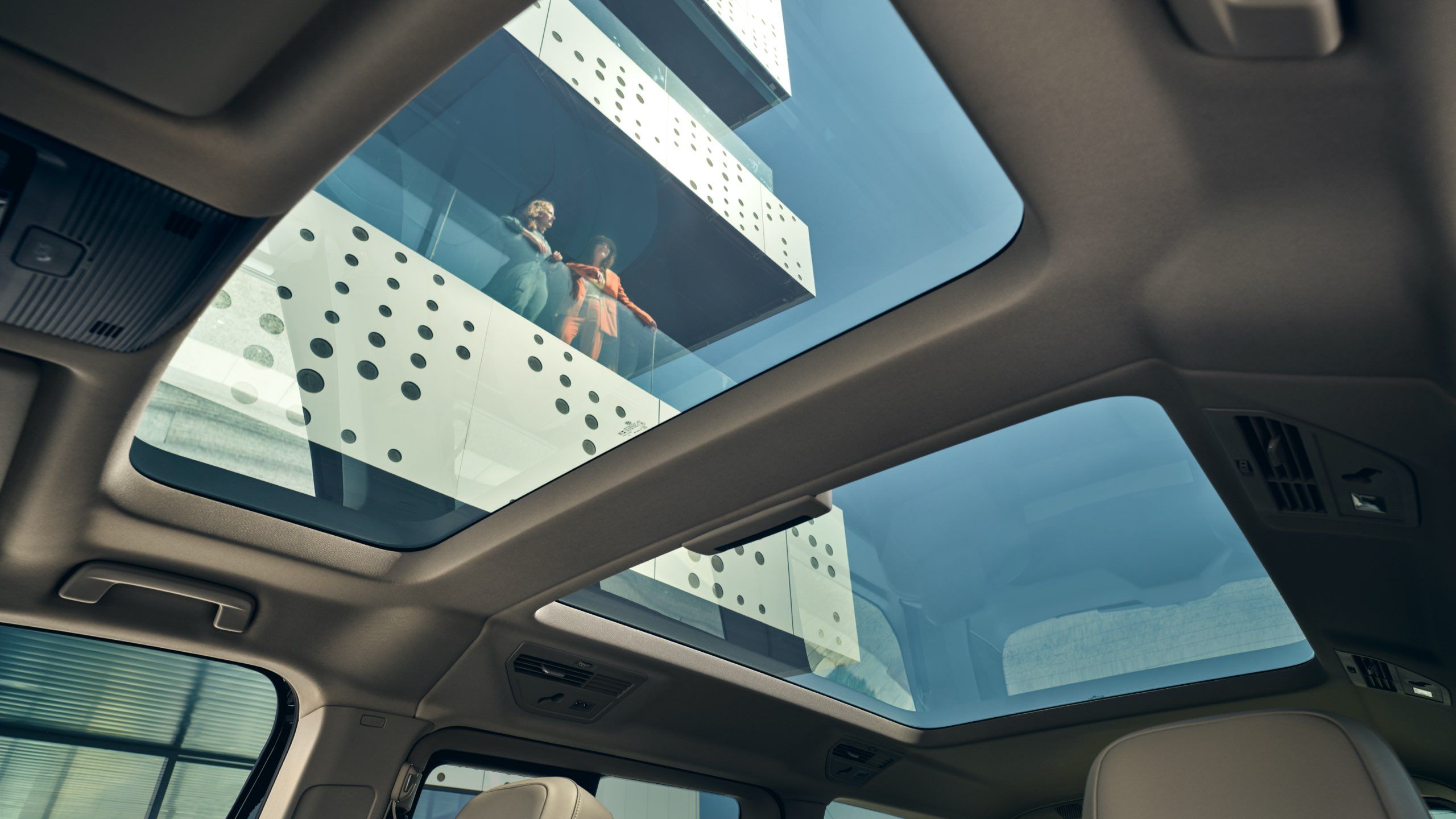 Der Ausblick aus dem Panoramaglasdach vom neuen Multivan T7 Volkswagen